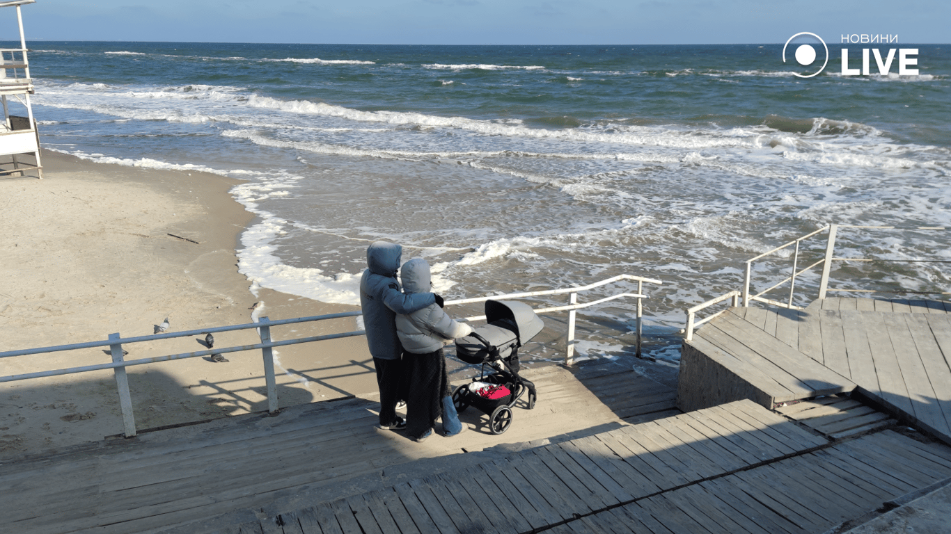 Ясна погода зібрала натовпи одеситів на узбережжі — фоторепортаж - фото 6