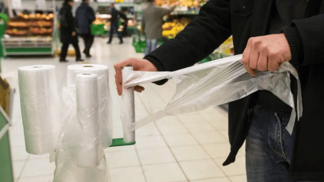 Пакеты в супермаркетах подорожали: как сэкономить и не платить за них
