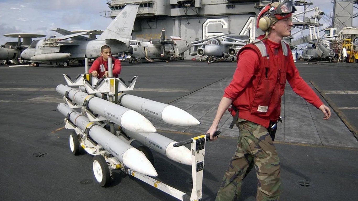 AIM-120 AMRAAM — ракеты, которые помогут F-16 уничтожать РФ - 250x140
