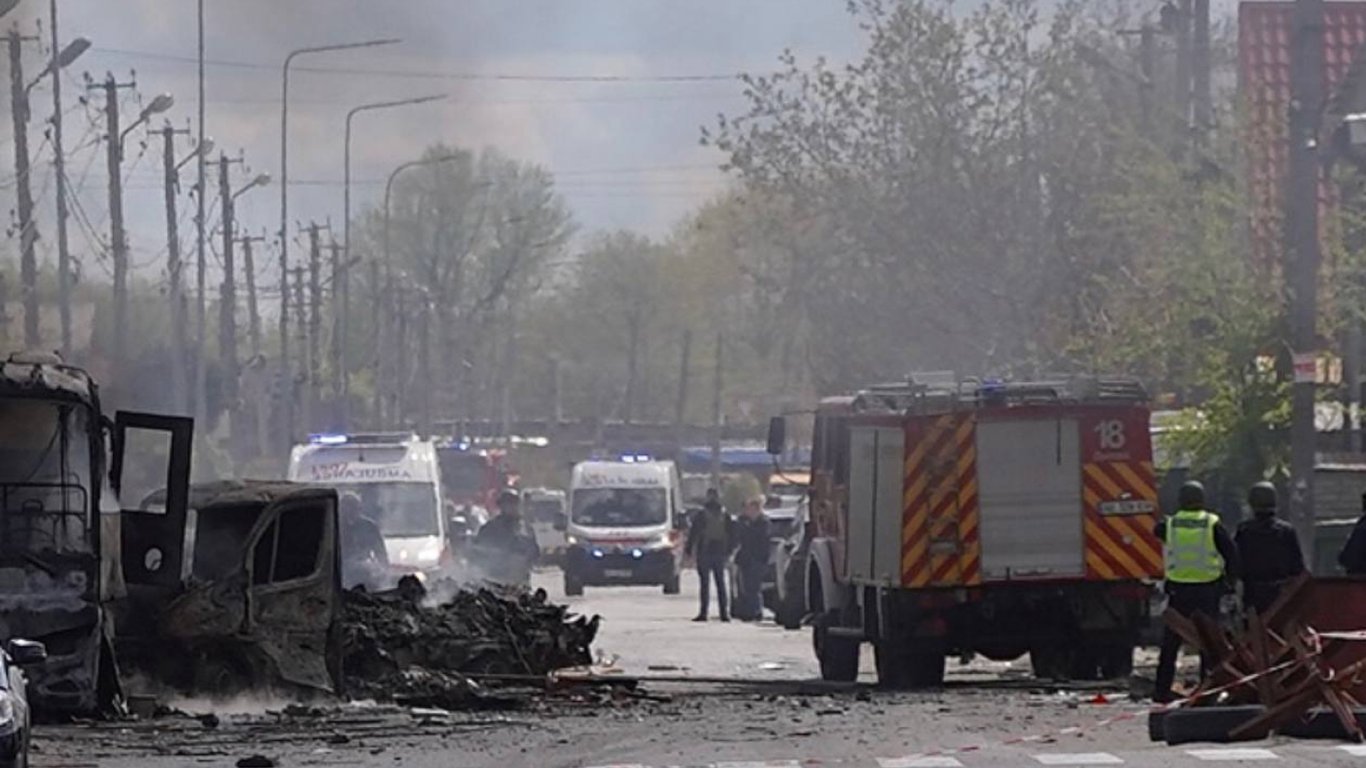 В Днепре стало больше пострадавших: фото с места атаки: фото с места атаки