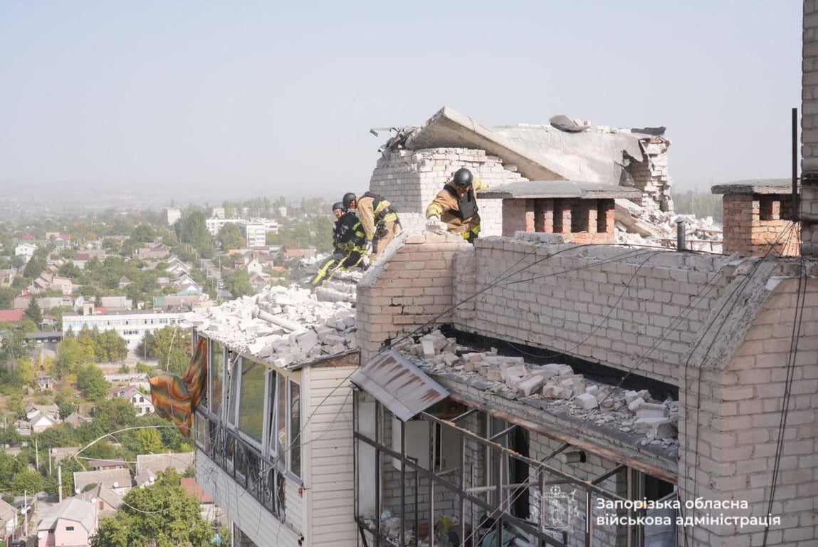 рятувальники на місці удару в Запоріжжі