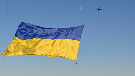Над Чорним морем замайорів найбільший піднятий дроном стяг - 290x166