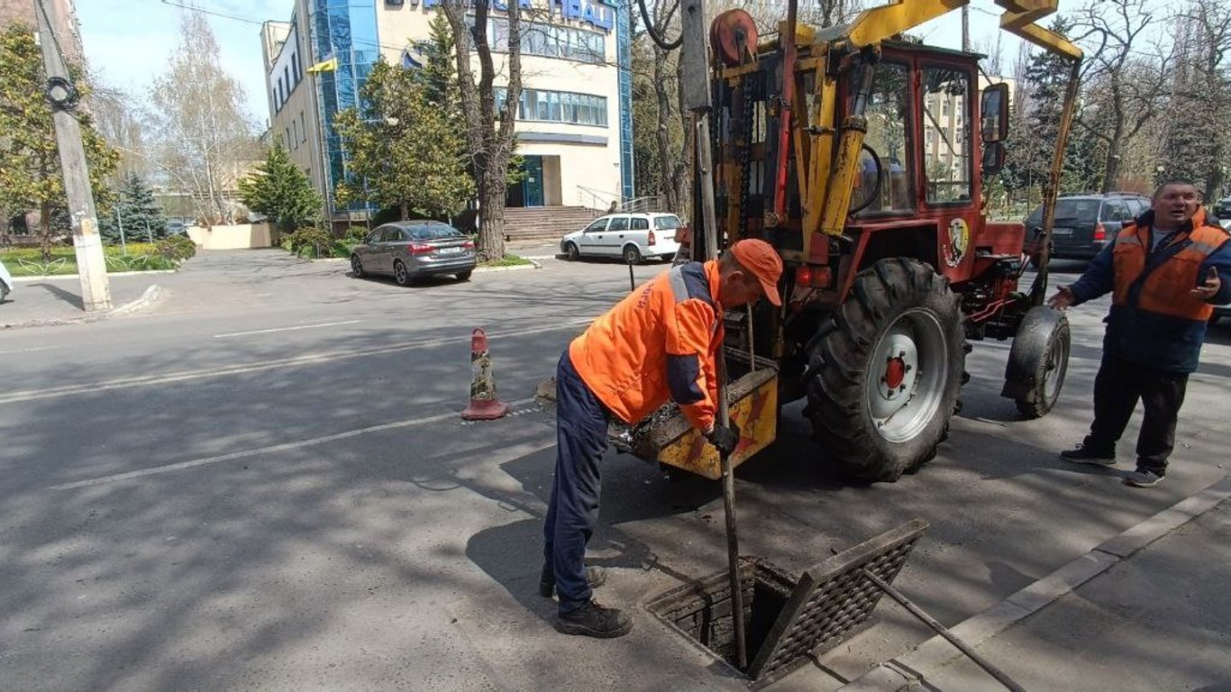 Коммунальщики проводят работы на дорогах Одессы