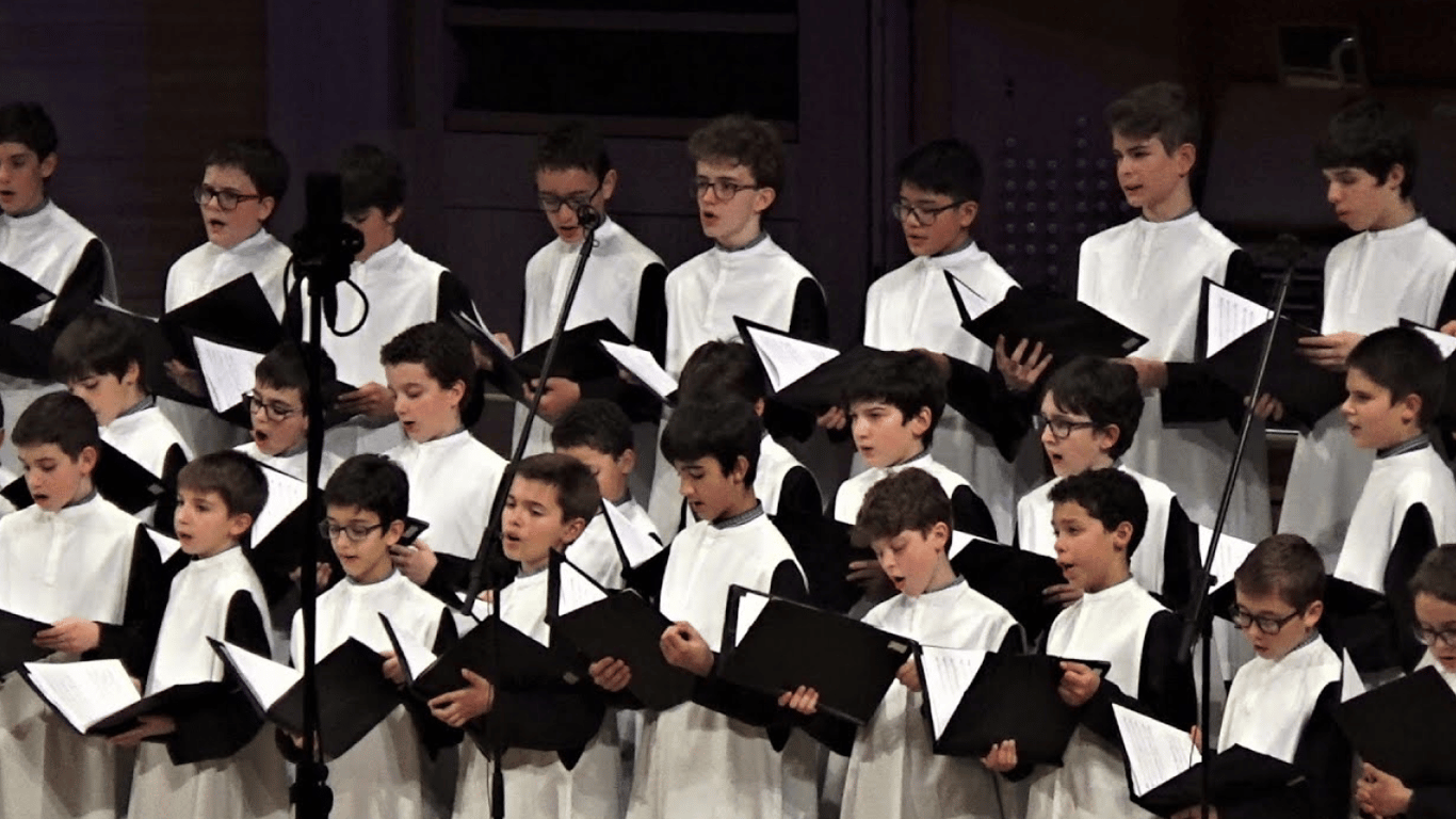 Монастырь в Испании впервые в истории принял в хор девушек