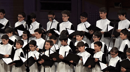Монастырь в Испании впервые в истории принял в хор девушек - 285x160