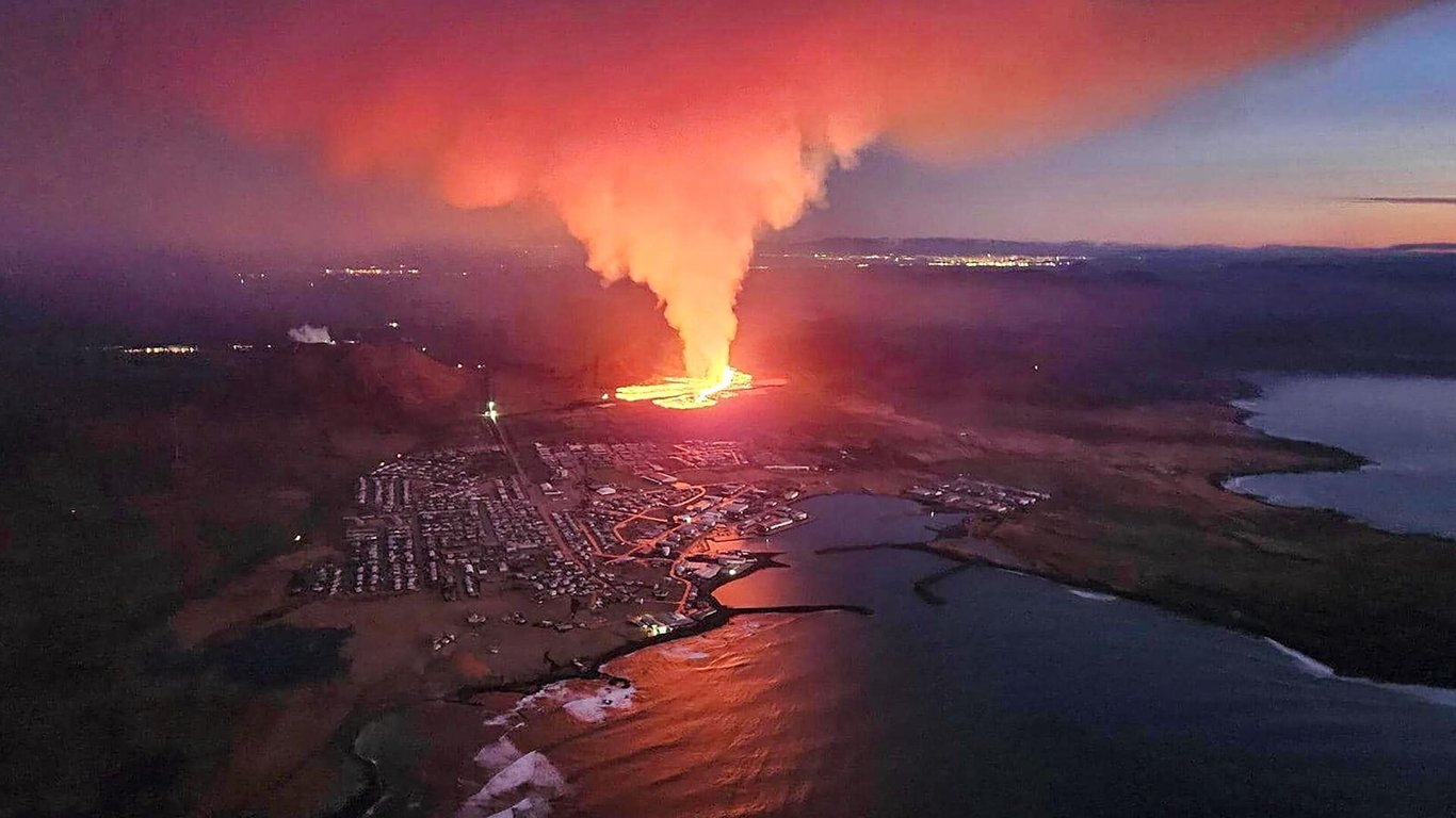 В России на Камчатке произошло землетрясение и извержение вулкана