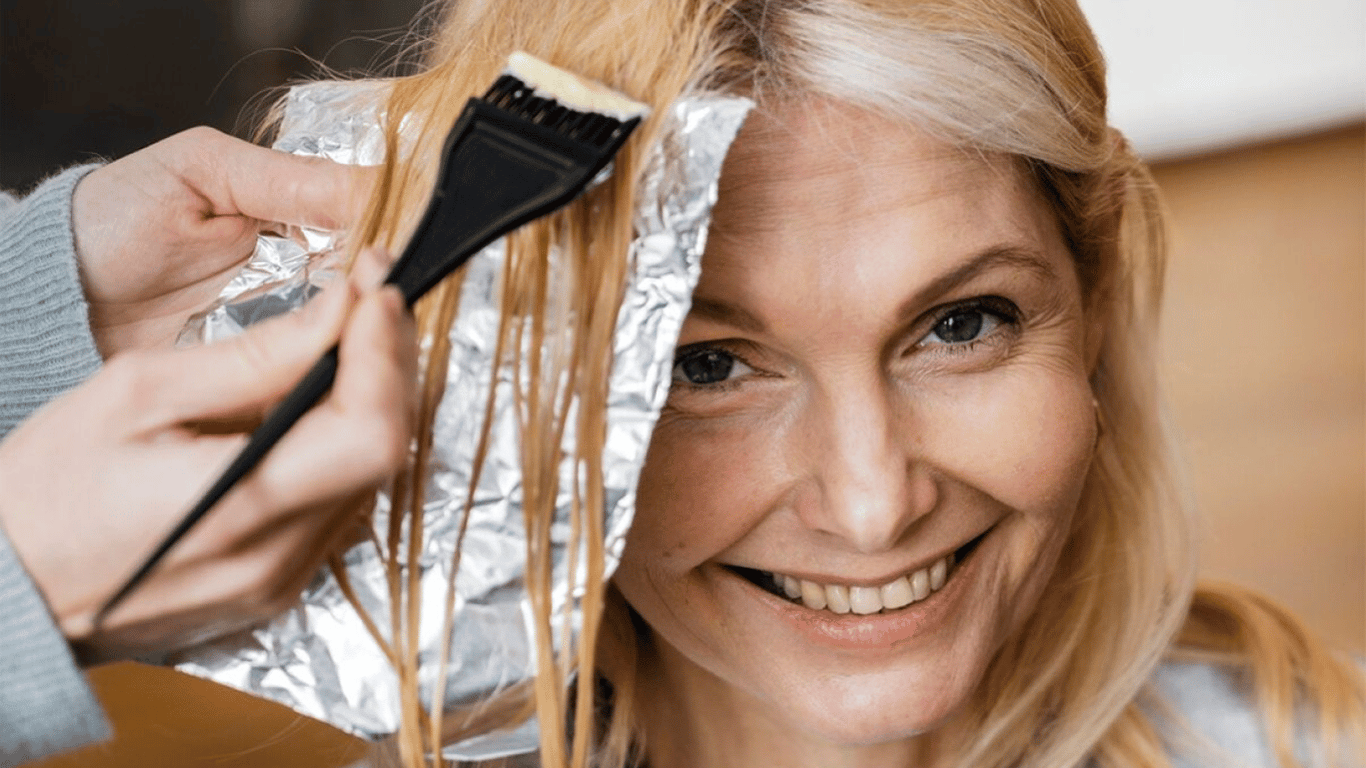 Які відтінки волосся омолоджують жінок за 40 і 50 років — поради стилістів