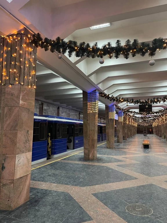 В Харькове украшают станции метро