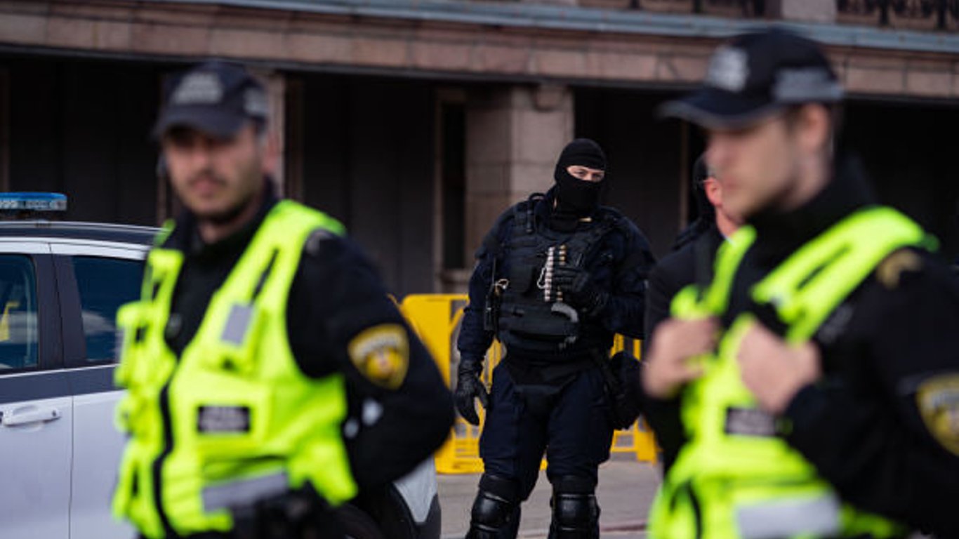 Латвийская полиция задержала злоумышленников, сорвавших украинский флаг в Риге