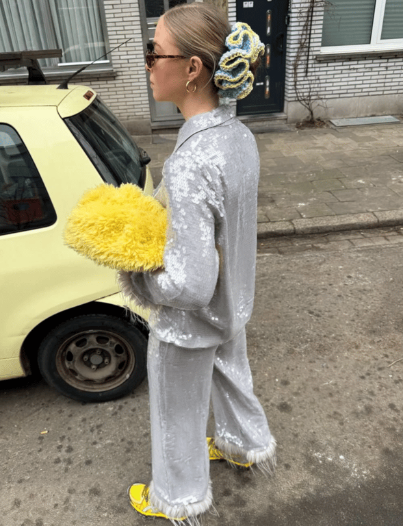 Яскраві кросівки, що мають в будь-якому образі стильний вигляд