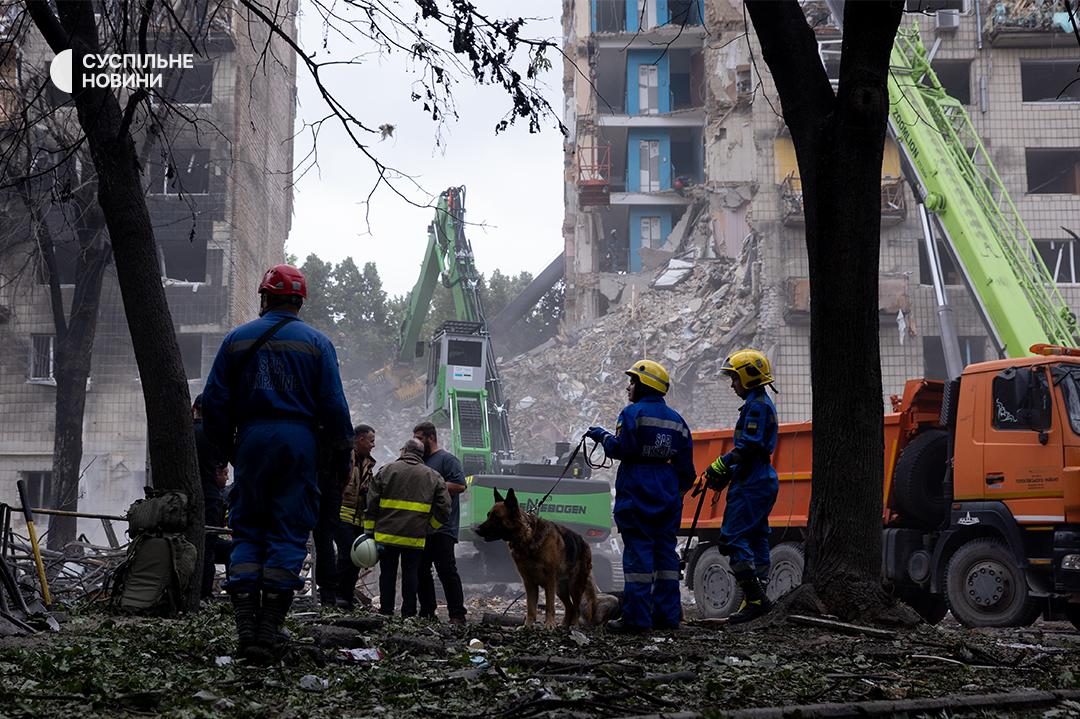 Рятувальники працюють біля зруйнованого будинку в Солом'янському районі Києва після ракетного удару РФ