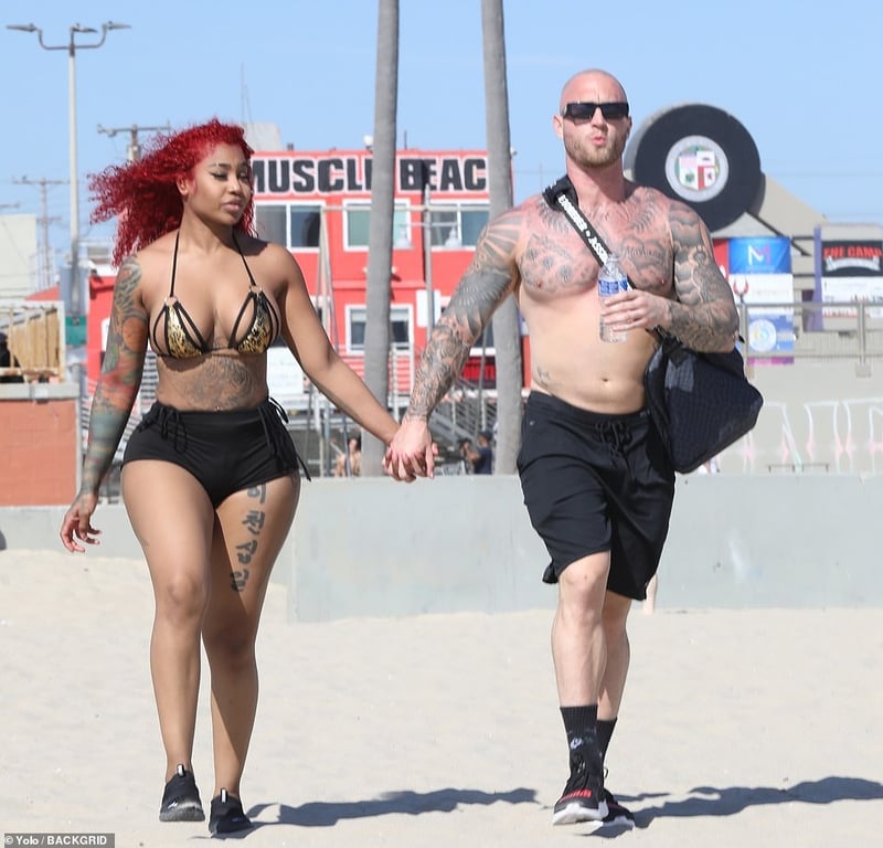 Сина Тома Генкса підловили на пляжному побаченні з бійчинею ММА - фото 1