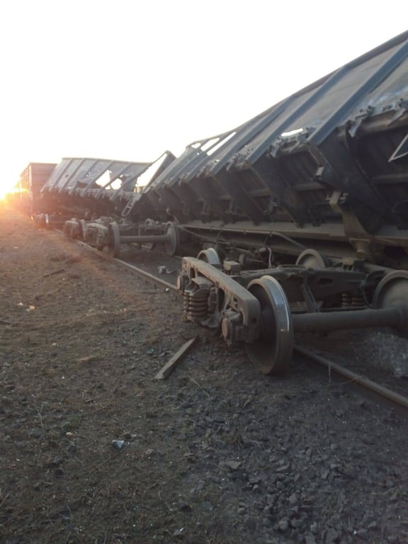 Пошкоджений російським обстрілом вагон із зерном на залізниці в Києві