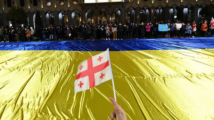 Великий прапор України на мітингу