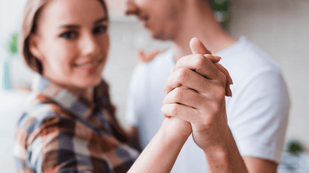 Цілувати руки чоловікові — що означає такий жіночий жест - 285x160