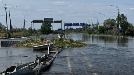 Вода из Каховской ГЭС затопила дорогу в Крым - 285x160