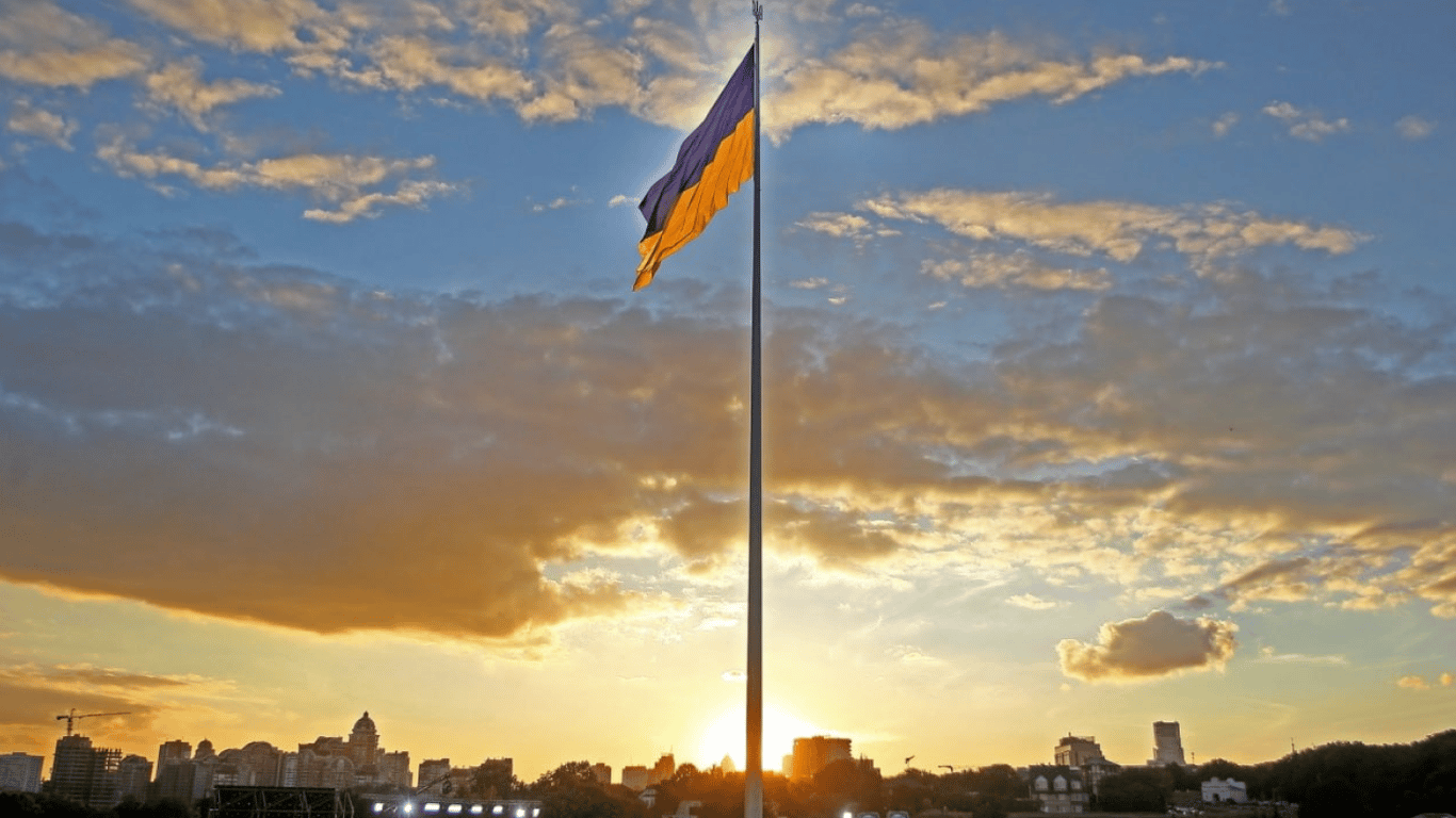 У Києві приспустили прапор України  на знак солідарності з кримськотатарським народом