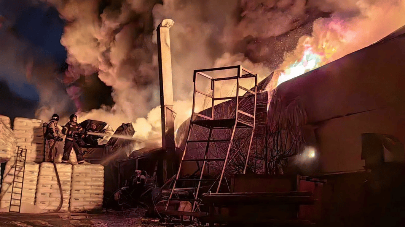 В российском Ижевске на складе вспыхнул сильный пожар