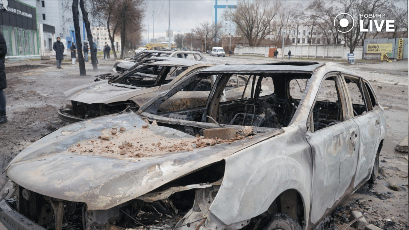 У Подільському районі під час атаки згоріло близько десятка автомобілів — відео наслідків