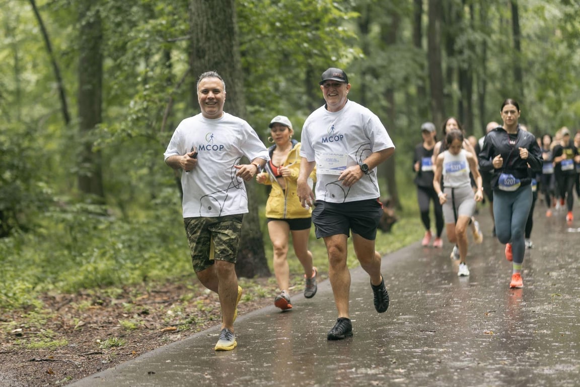 Доктор Фархад Остоварі та Ян Фотергілл під час забігу на дистанцію 5 км. Фото: Future for Ukraine