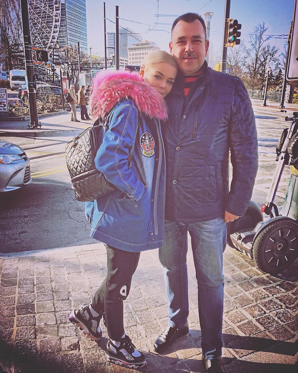 "Скоро приїду, обіймами все розкажу": Аліна Гросу зворушливо привітала батька з днем народження - фото 4