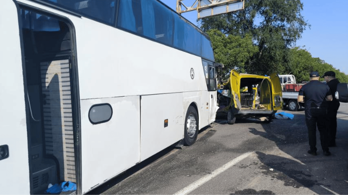 Двоє людей загинули у ДТП за участю автобуса, який їхав з Молдови до України