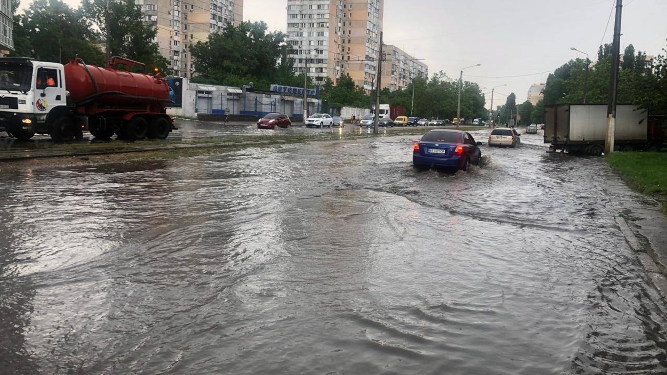 Через раптову зливу в Одесі підтоплені деякі вулиці