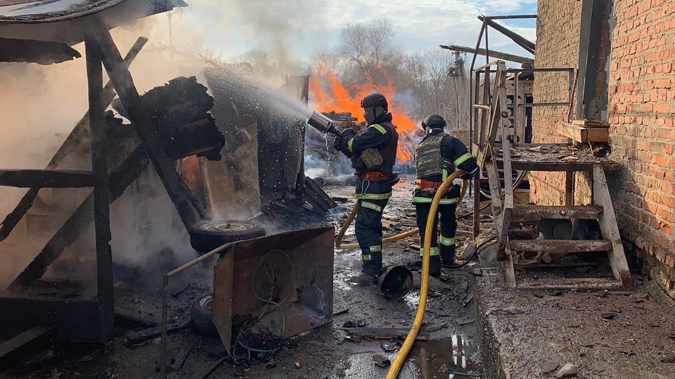 Оккупанты в очередной раз обстреляли Волчанск — на предприятии вспыхнул пожар