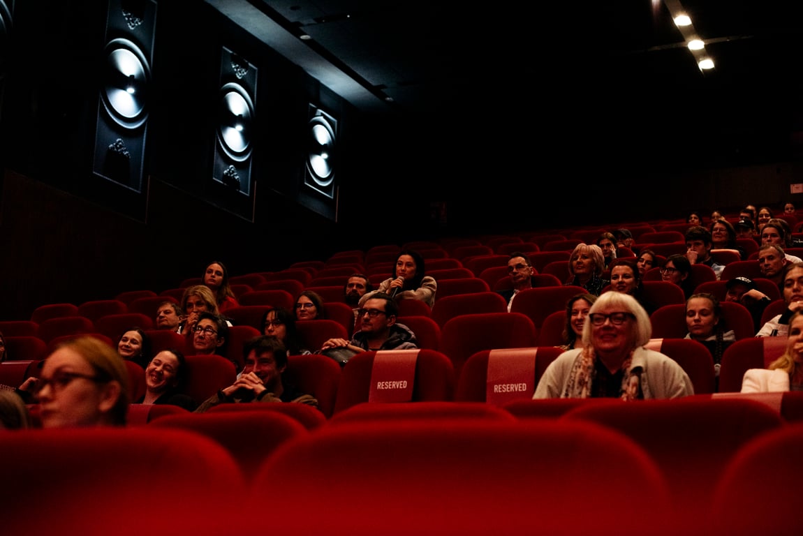 Де подивитись Сірник у копиці сіна