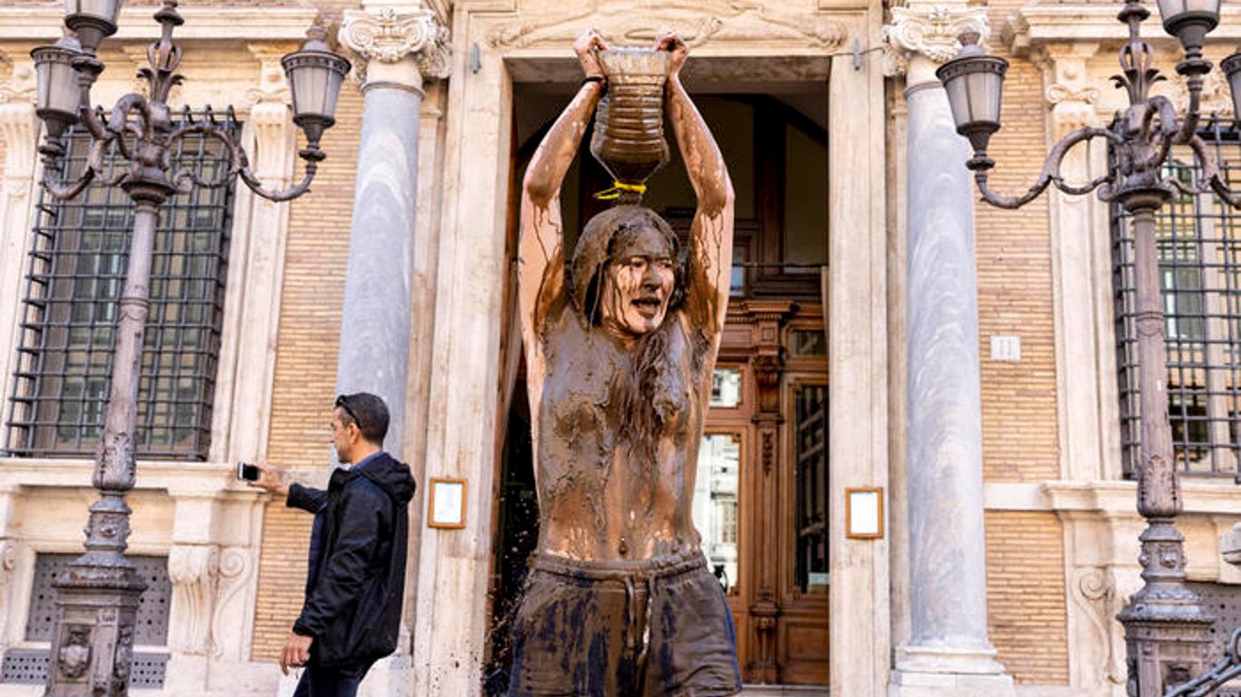 В Італії екоактивісти влаштували брудний протест голяка