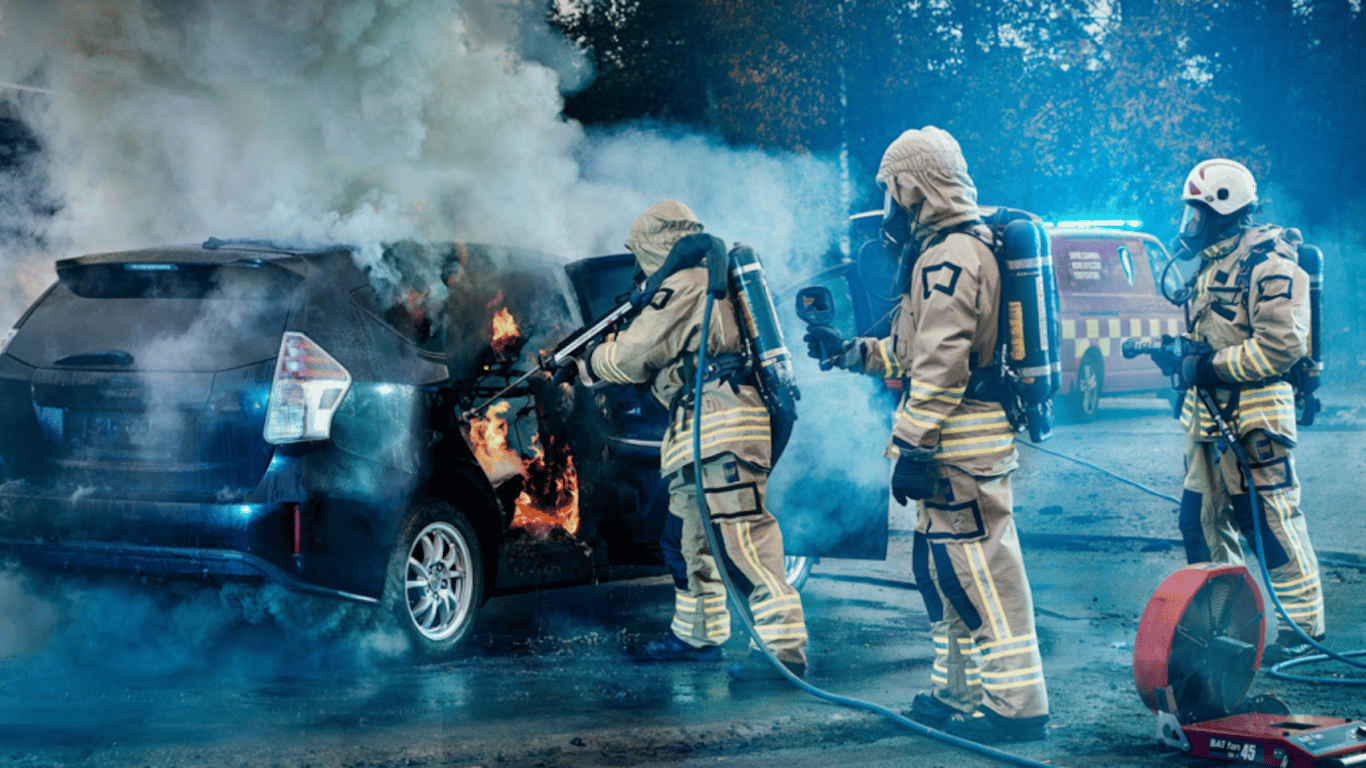 Чому пожежники бояться загорянь електрокарів більше ніж ДВЗ