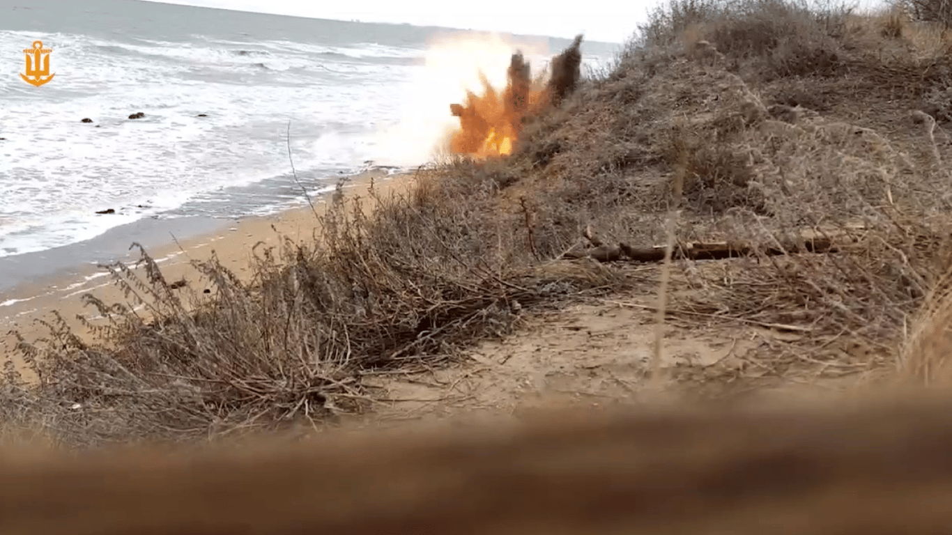 Военные показали, как уничтожали мину около берегов Одесчины