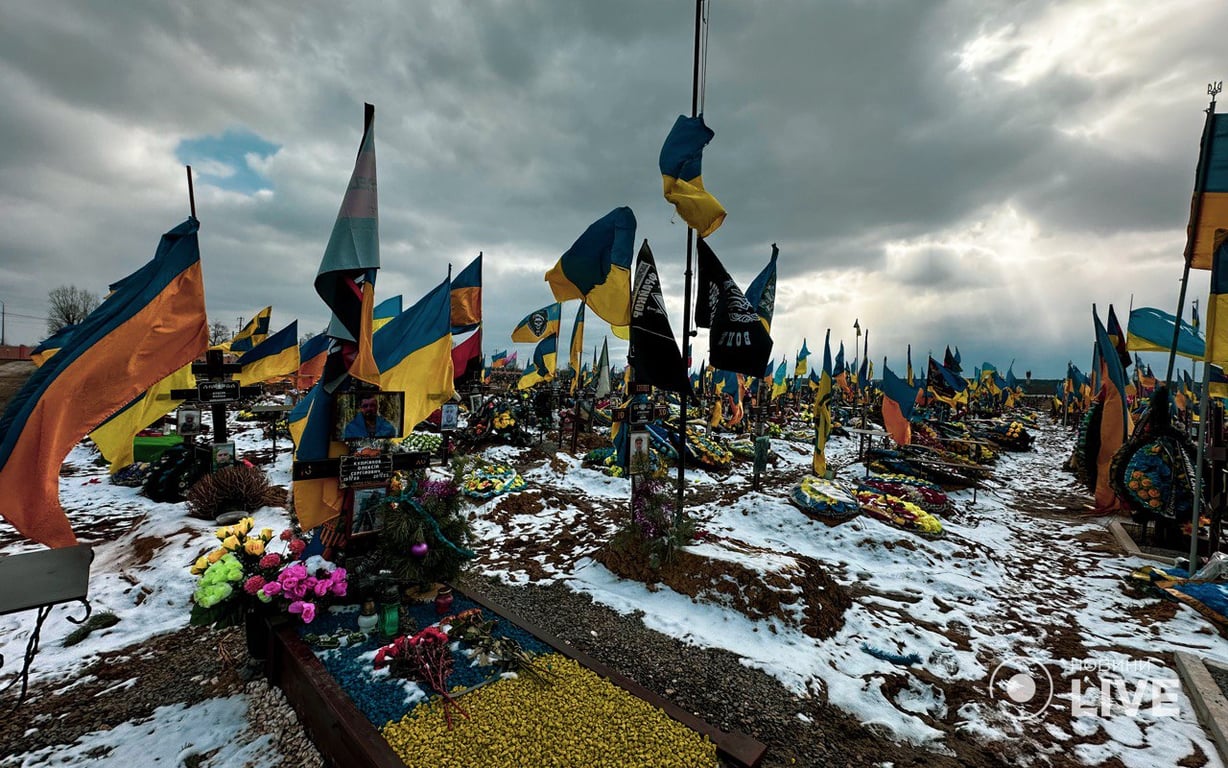 Место, где живет память — фоторепортаж из Аллеи Славы воинов на харьковском кладбище - фото 4