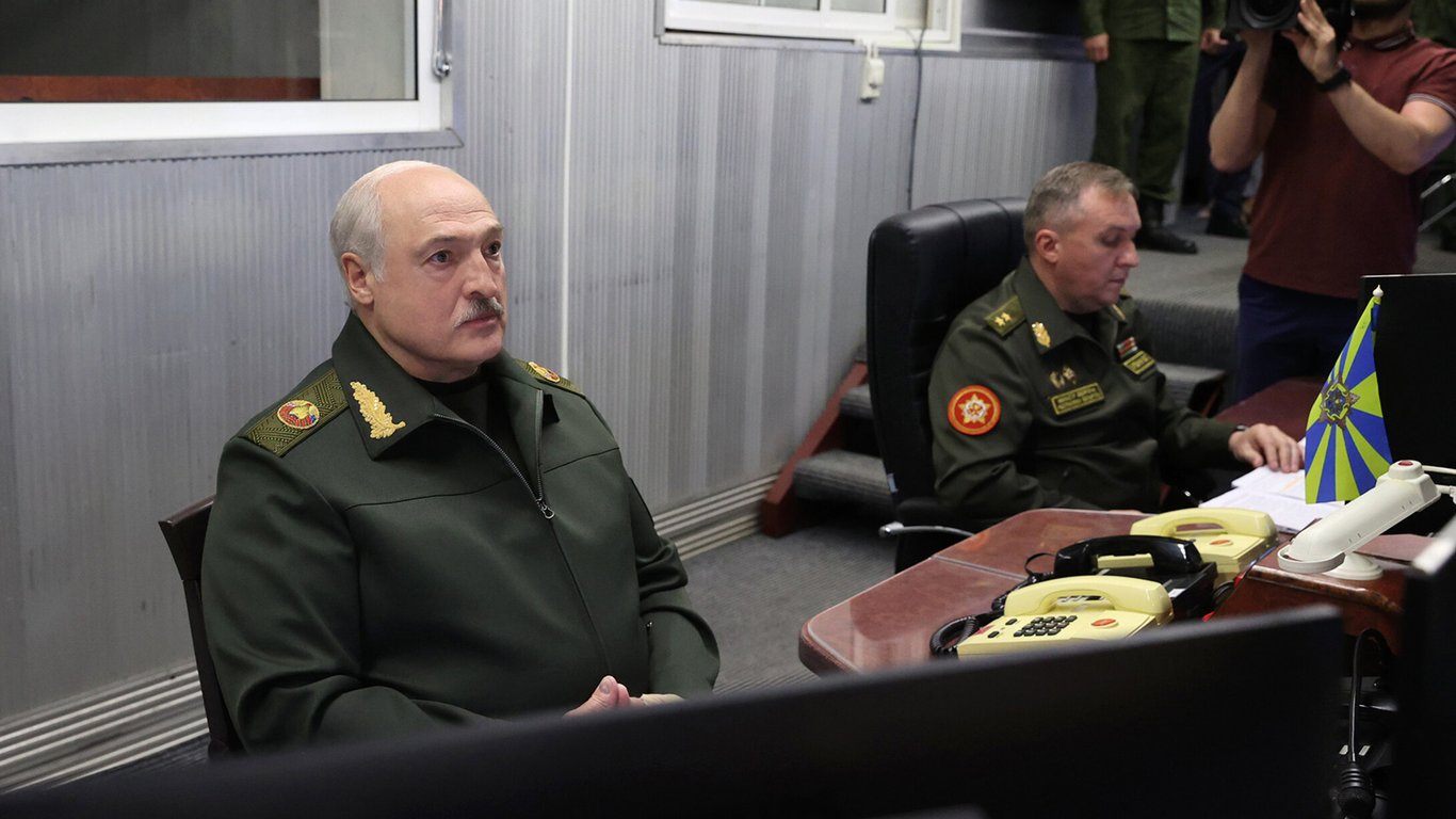 Лукашенко вперше з'явився на публіці: Вячорка оцінив стан диктатора