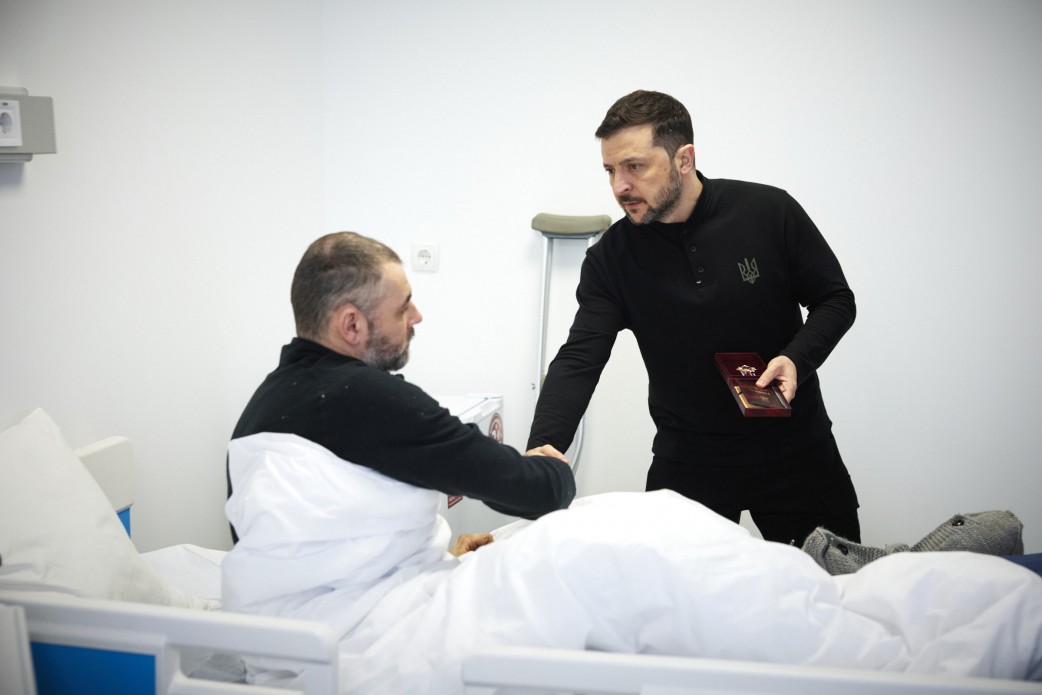 Зеленський відвідав поранених військових у госпіталі — відео - фото 2