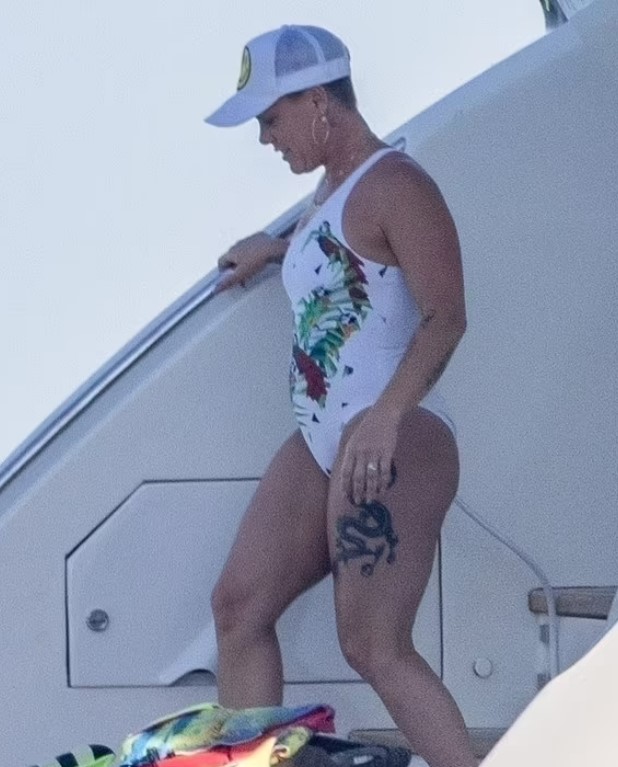 Кэри Харт с женой Pink