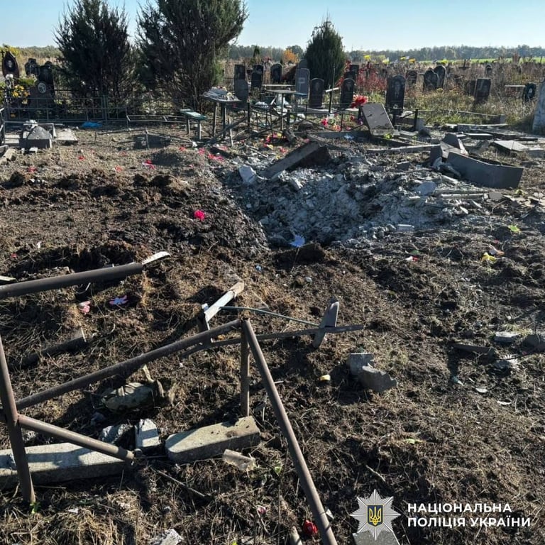 Наслідки ракетного удару по кладовищу в Пісочині на Харківщині.