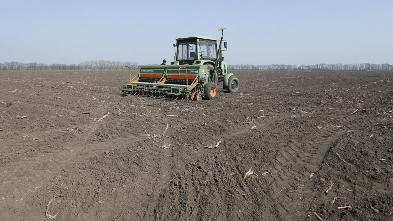 Трактор працює на полі 