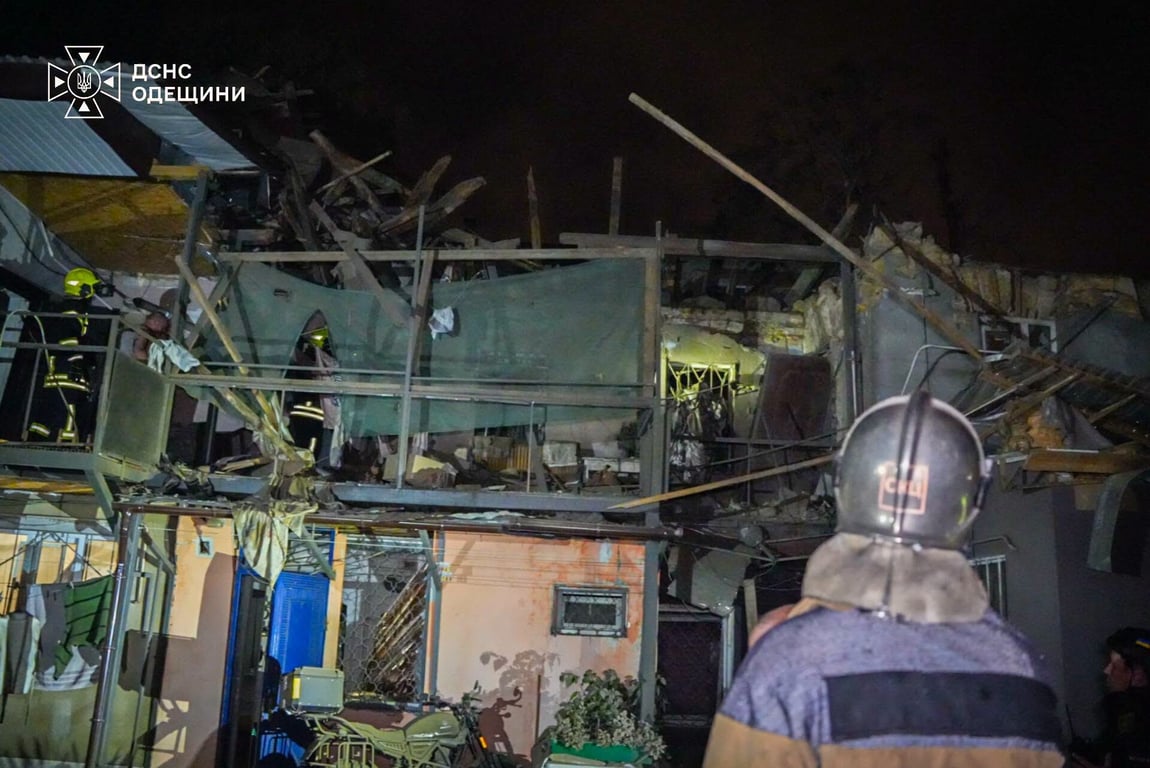 Рятувальник ДСНС біля вікна пошкодженого будинку