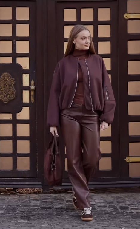 В шоколадном оттенке образ выглядит элегантно