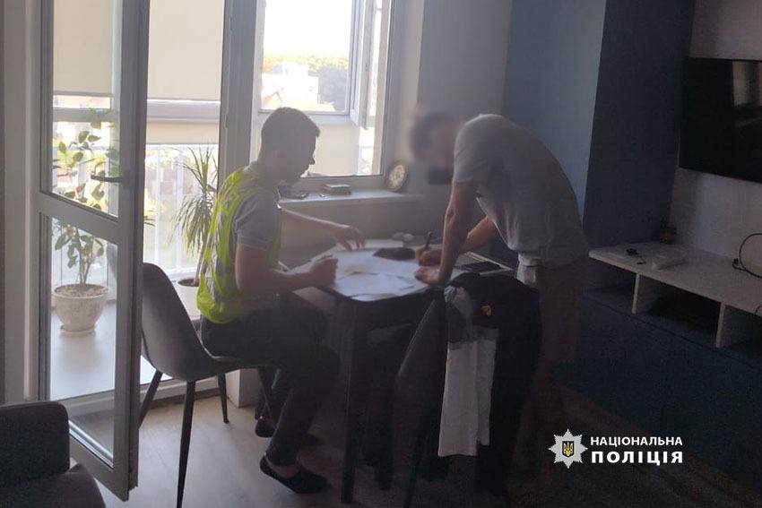 мужчина общается с правоохранителем