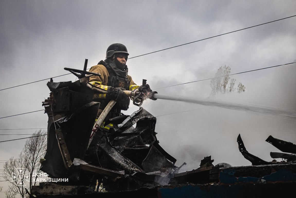 Рятувальники ліквідовують пожежу в електропоїзді після російської атаки
