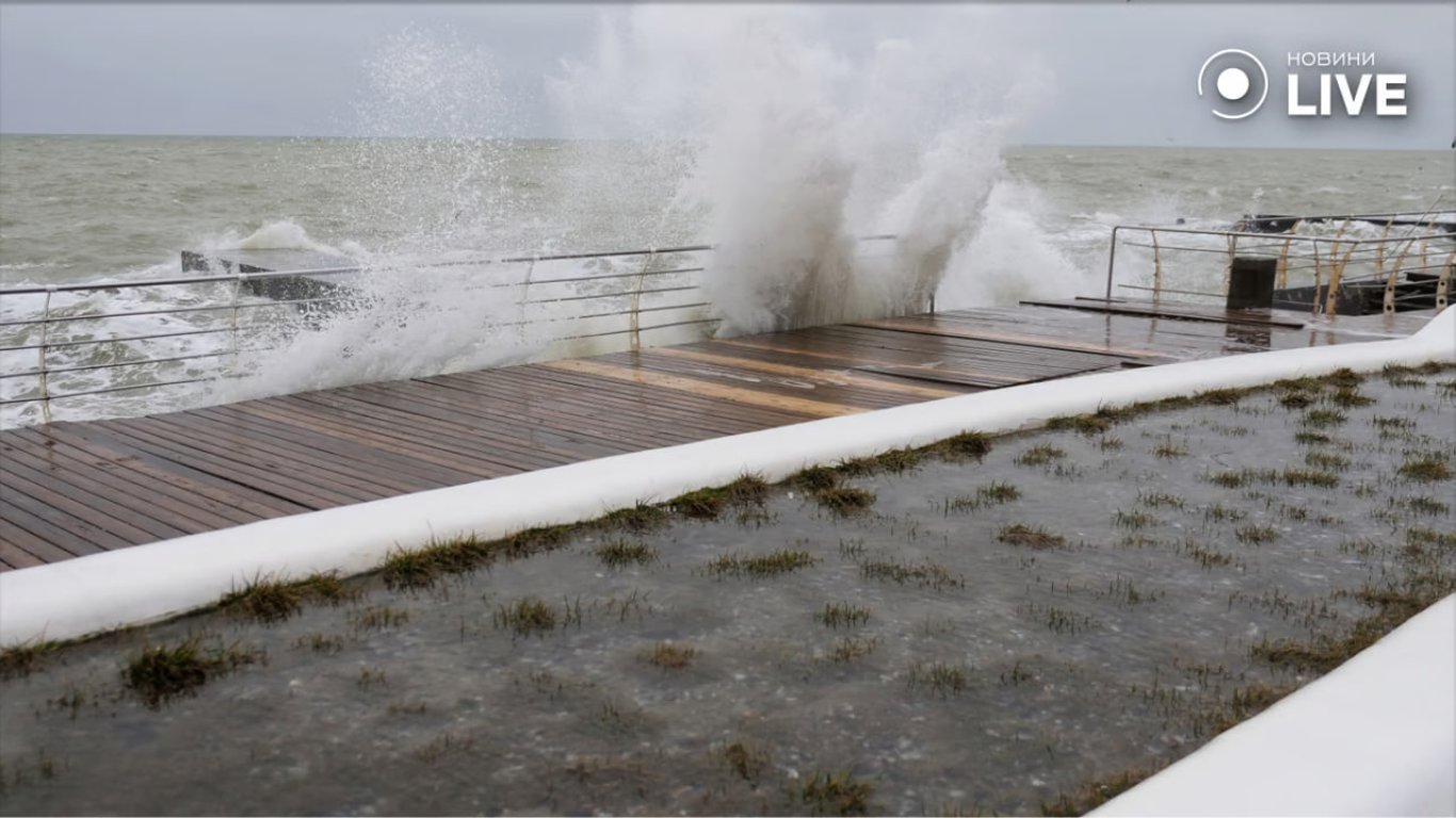 Краще не відвідувати узбережжя —  в Одесі оголосили штормове попередження