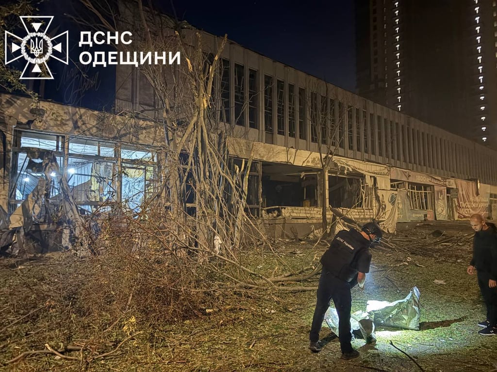 Влучання у житлові будинки — фото наслідків атаки на Одесу - фото 6