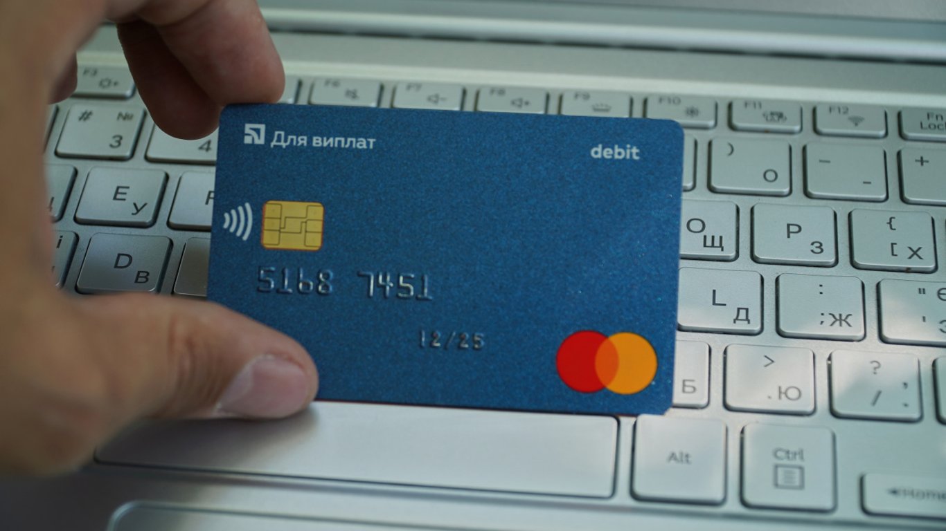 ПриватБанк виплатить клієнтці компенсацію за неповну інформацію щодо кредитки