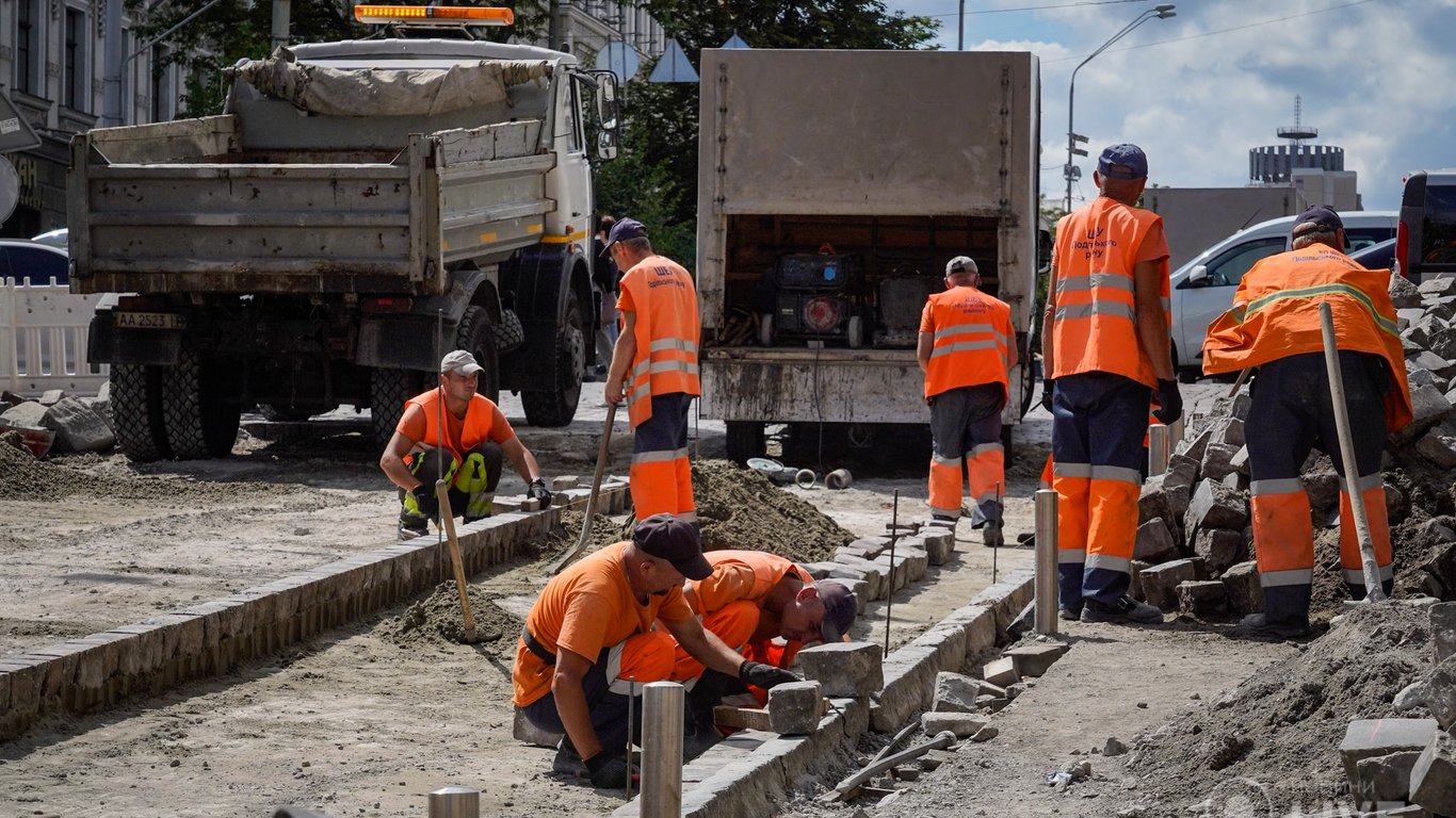 "Золотой ремонт" брусчатки в самом центре Киева: фоторепортаж Новини.LIVE