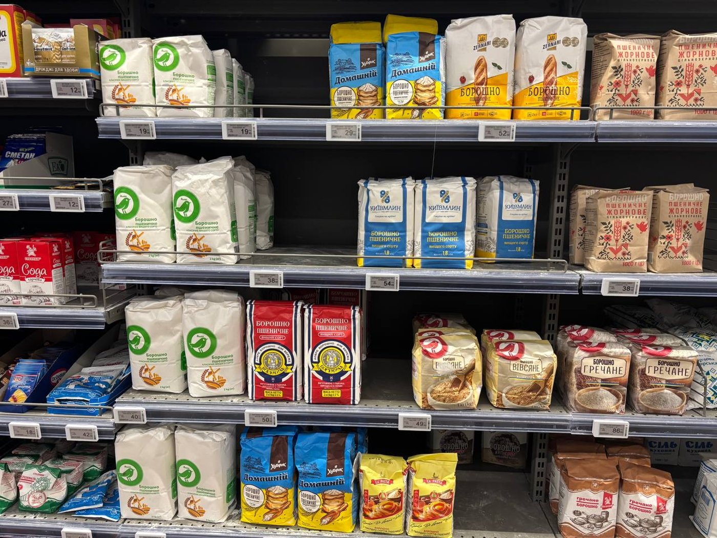 Полиці порожні, але не всюди: у Києві розкупили дешеві борошно та крупи - фото 28