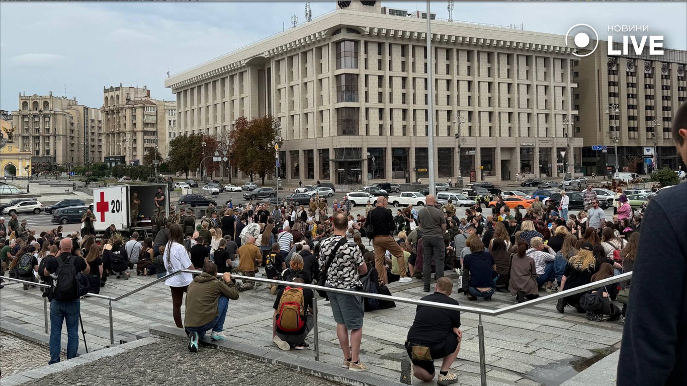 В Киеве почтили память волонтера Алексея Юкова: фоторепортаж с Майдана Независимости - фото 5