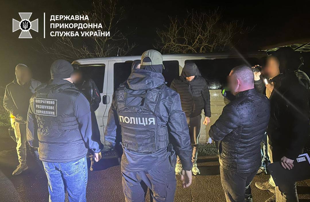 зупинили чоловіків біля кордону