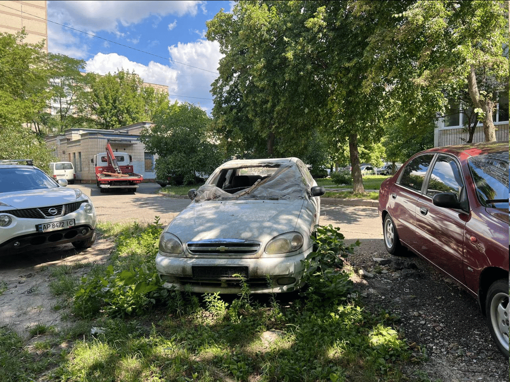 Безпечні двори та проїзди — як у Києві прибрали занедбані машини - фото 3